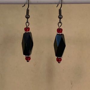 20346 ⭐️Black and red dangle earrings.⭐️